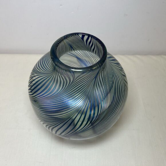 Vtg Robert Held Clear Iridescent Pulled Feather Blue White Round Vase 7” Signed - Picture 2 of 8